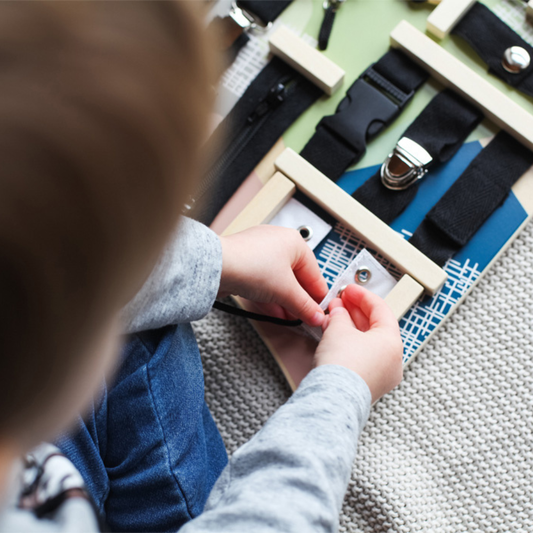 Montessori aktivnosti stol s zasunima i vezicama
