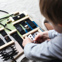 Montessori aktivnosti stol s zasunima i vezicama